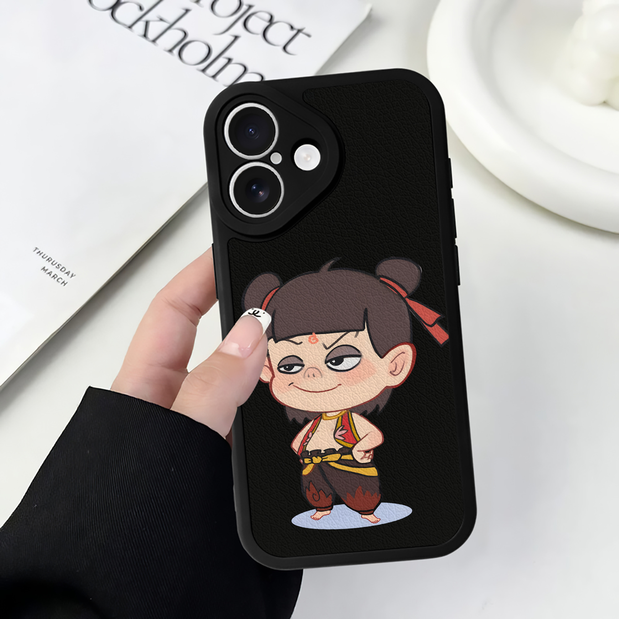 （画像用） Ne Zha 2 ナタ 魔童の大暴れ 【iPhone 16シリーズ対応】シリコンスマホケース（レザー調） 材質：シリコン